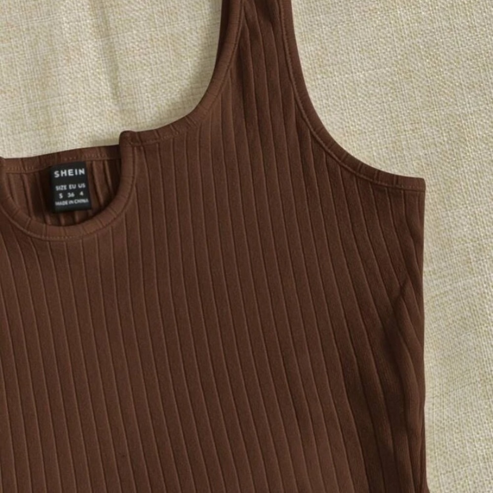 Notched Neck Rib-Knit Cropped Tank Top Size Large - Picture 7 of 7